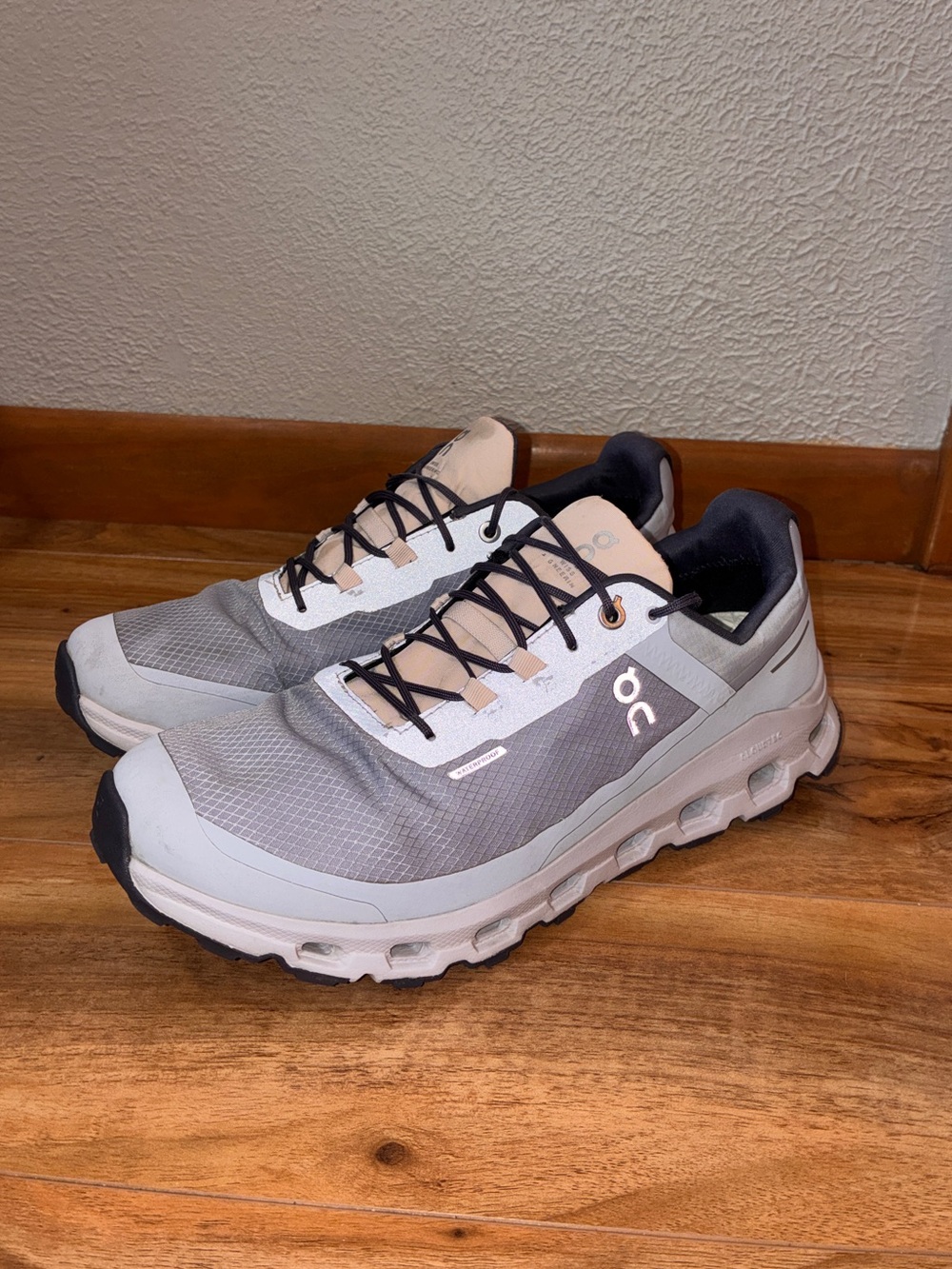 On Cloud Women’s Cloudvista Waterproof Trail Running Shoe purple - size 10